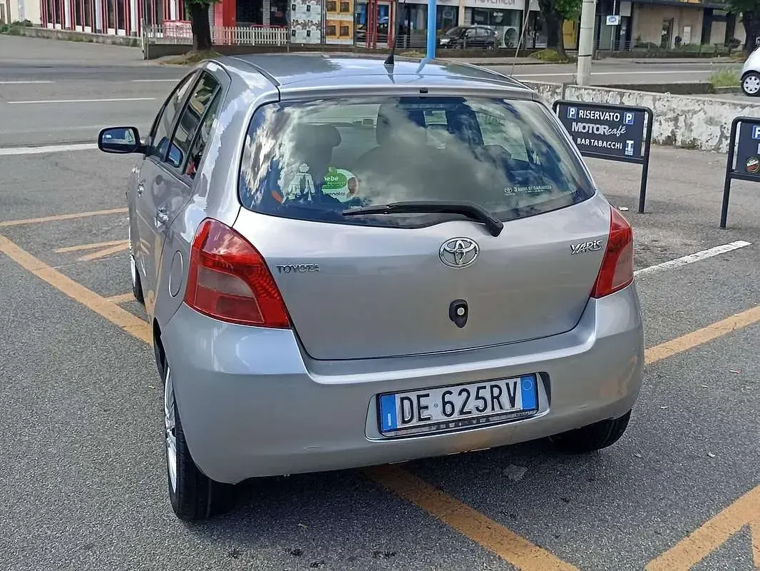 Usata Toyota Yaris Sol 69 CV (50 kW) 2006 Grigio Berlina