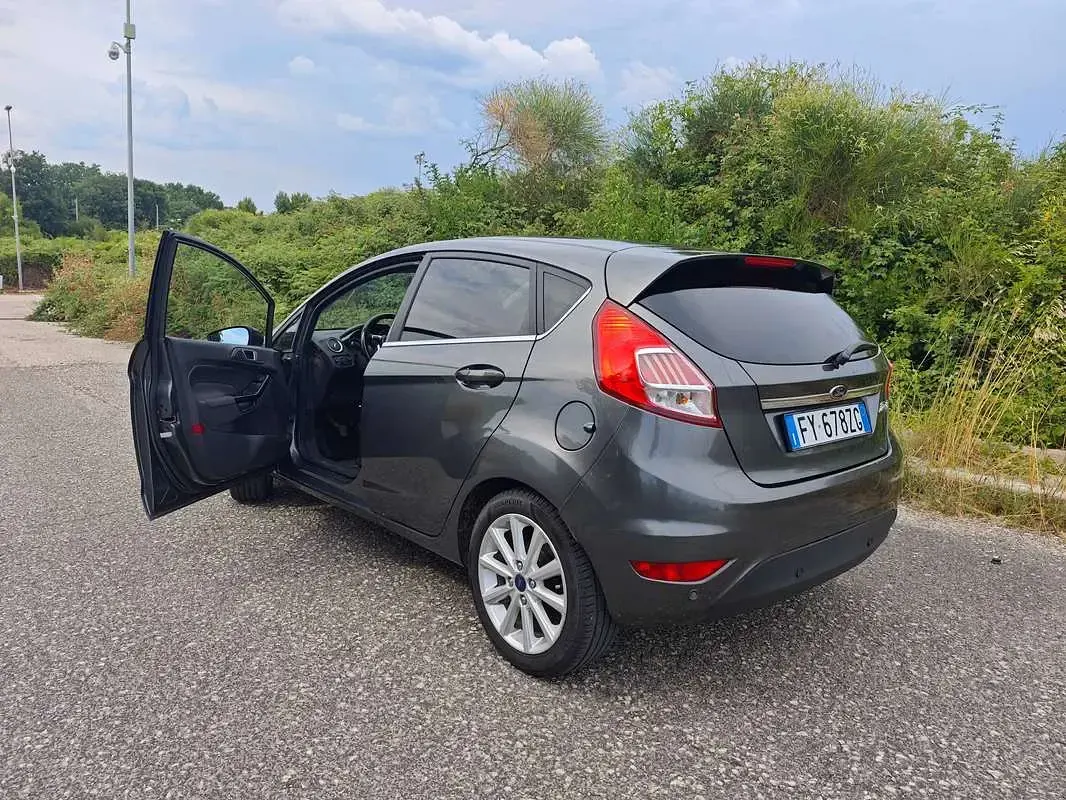 Usata Ford Fiesta Titanium 95 CV (69 kW) 2016 Grigio Utilitaria