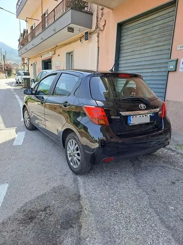 Usata Toyota Yaris Active 90 CV (66 kW) 2016 Nero Berlina