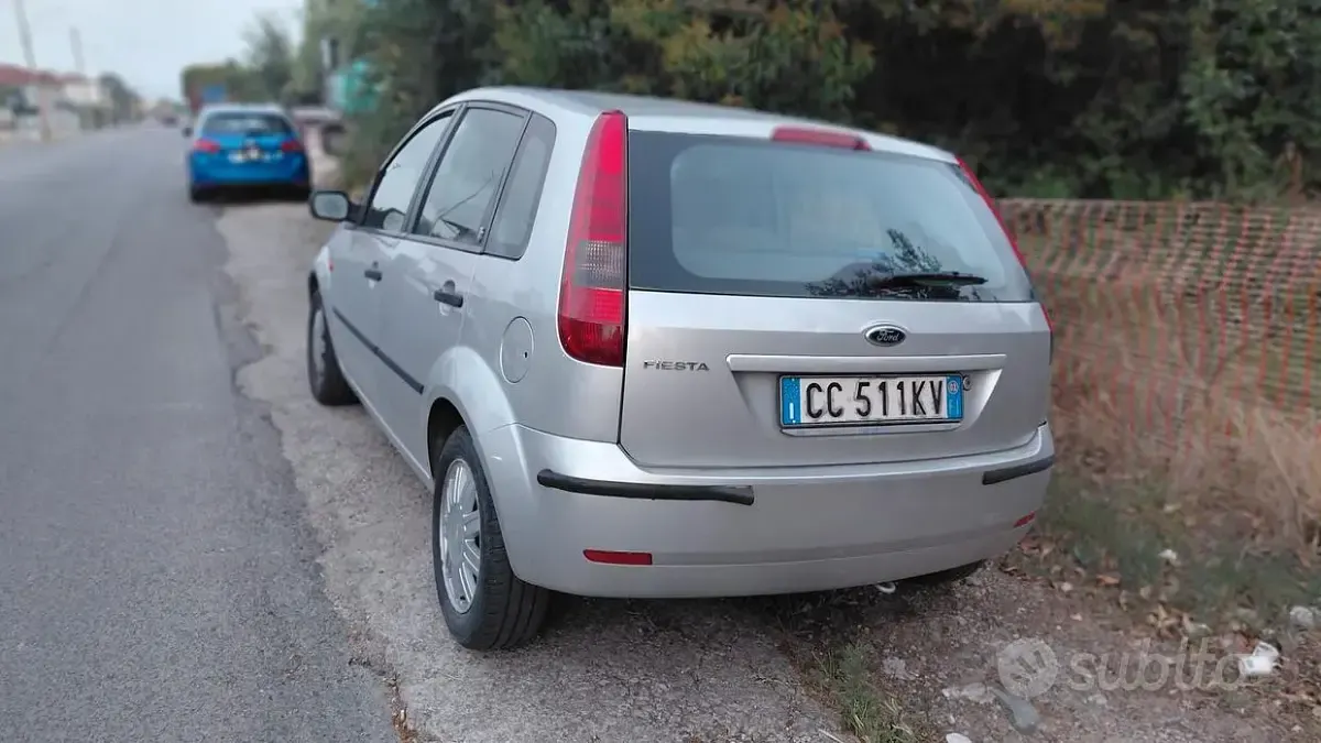 Usata Ford Fiesta Ghia 80 CV (58 kW) 2002 Grigio Utilitaria