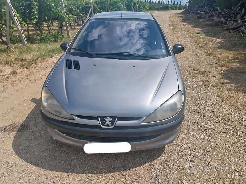 Grigio Usata 2003 Peugeot 206 Tre volumi | 1200 € (Buon prezzo) - Immagine 1/4