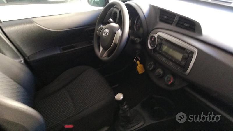 Usata Toyota Yaris Active 90 CV (66 kW) 2013 Bianco Utilitaria