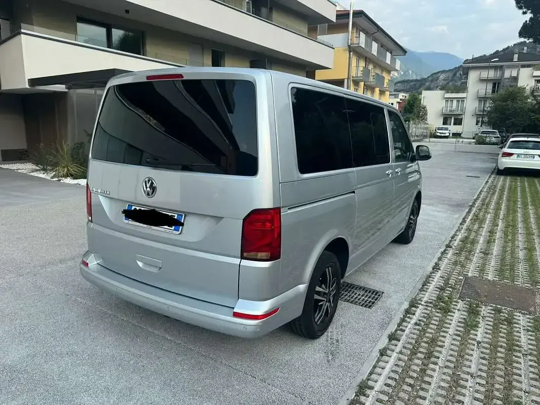 Usata VW Caravelle Comfortline 150 CV (110 kW) 2021 Argento Furgone