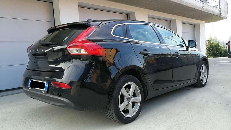 Usata Volvo V40 Momentum 114 CV (83 kW) 2012 Nero Berlina
