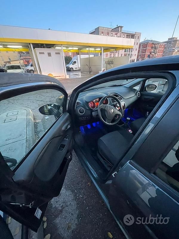 Usata Fiat Punto 77 CV (56 kW) 2015 Grigio Berlina