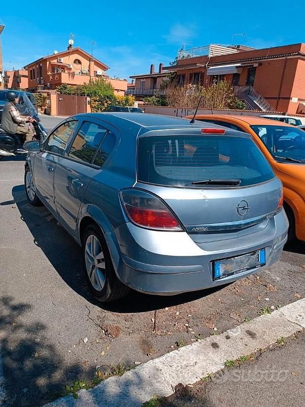 Käytetty Opel Astra 60 HP (44 kW) 2007 Harmaa Sedan