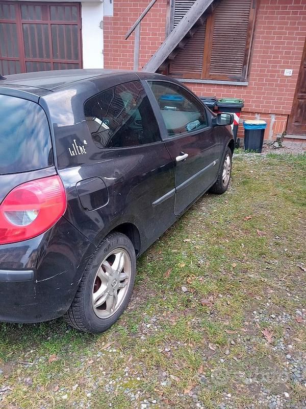 Usata Renault Clio II 48 CV (35 kW) 2007 Nero