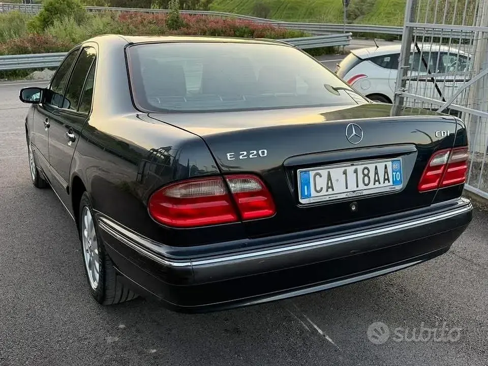 Usado Mercedes E220 Elegance 143 CV (105 kW) 2002 Azul Berlina