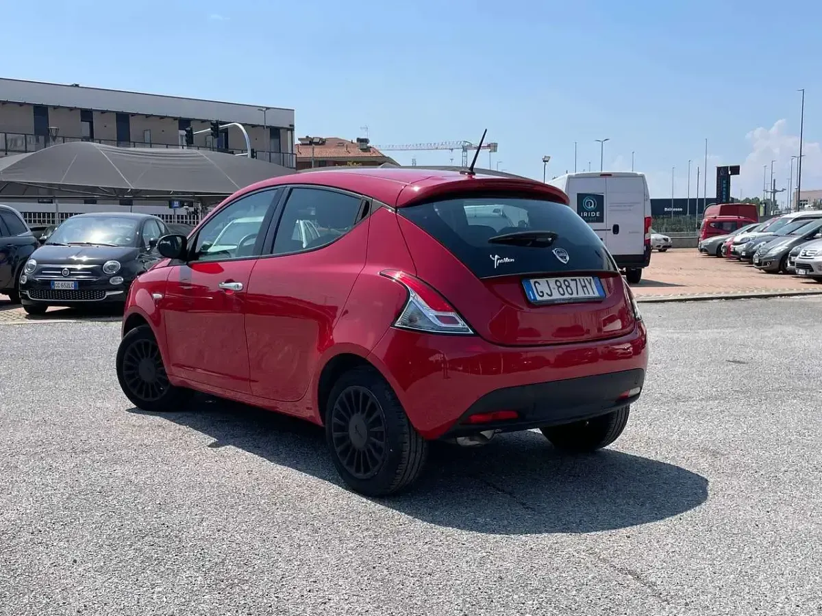 Usata Lancia Ypsilon Silver 69 CV (50 kW) 2022 Rosso Utilitaria