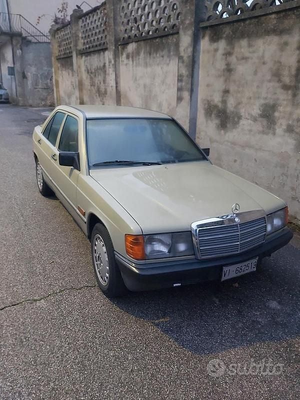 Usata Mercedes 190 122 CV (89 kW) 1983 Verde Berlina
