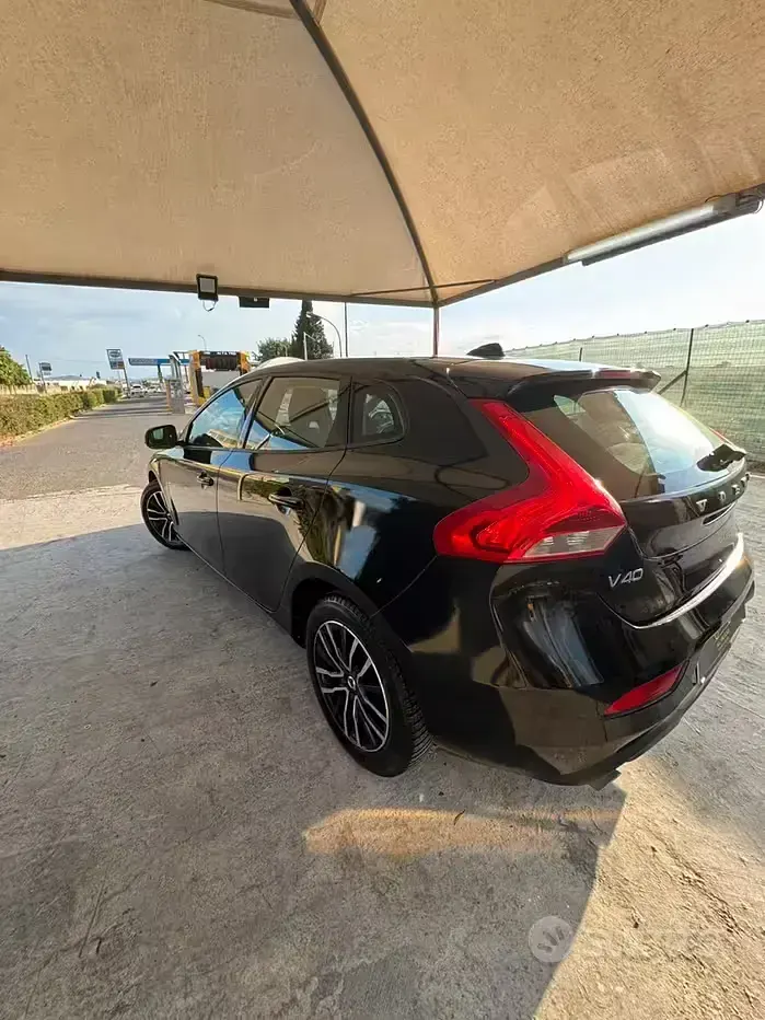 Usata Volvo V40 120 CV (88 kW) 2019 Nero Berlina