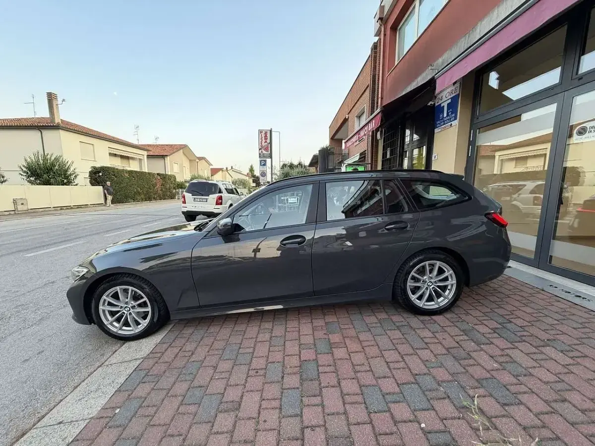 Usata BMW 318 Advantage 150 CV (110 kW) 2022 Dravit grey metallic Station wagon