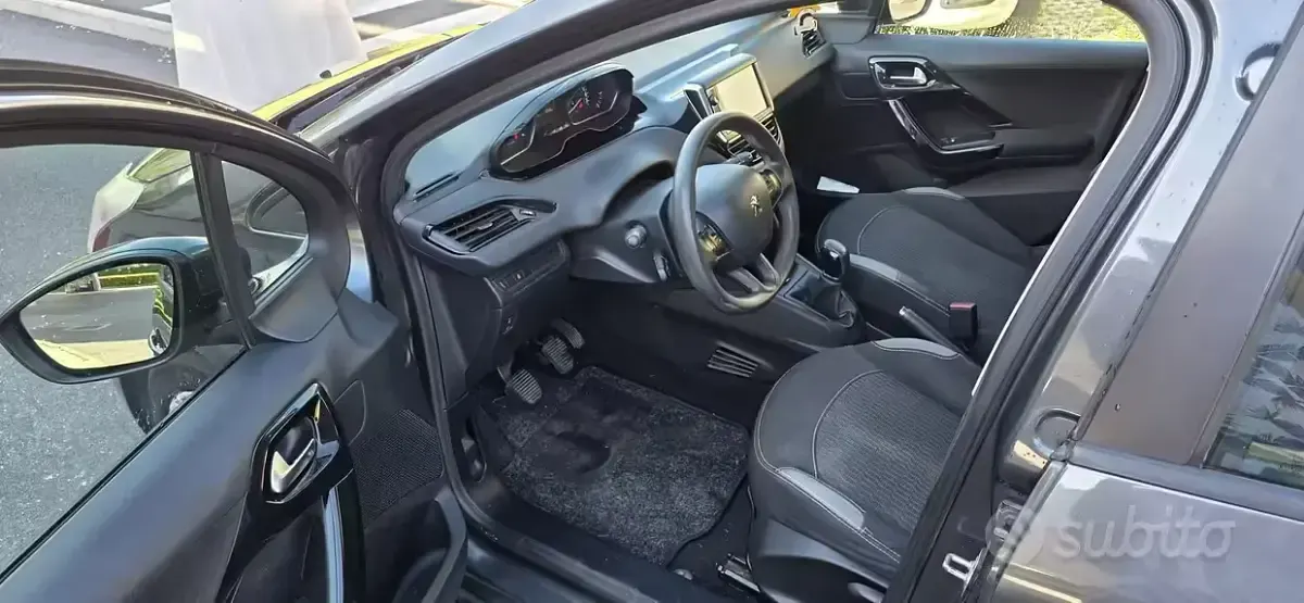 Usata Peugeot 208 68 CV (50 kW) 2015 Grigio Utilitaria