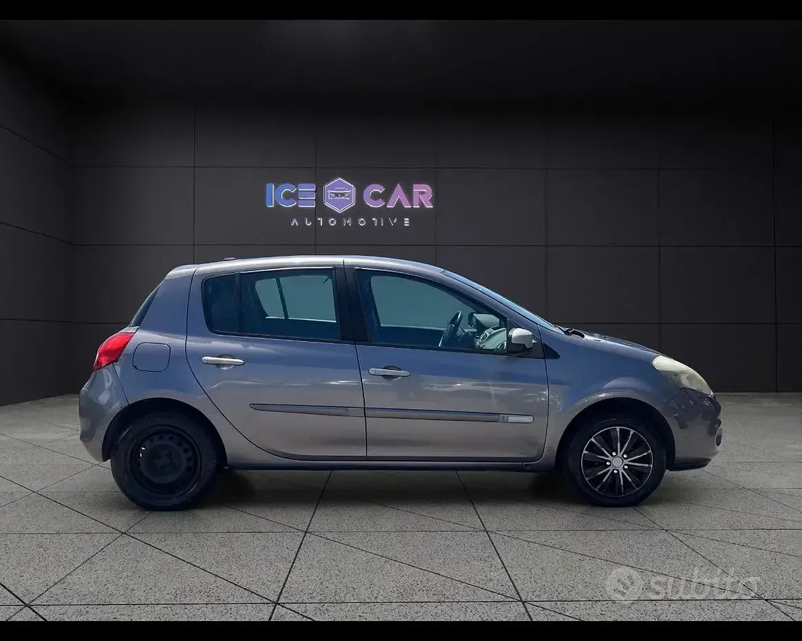 Usado Renault Clio II 75 CV (55 kW) 2009 Gris Berlina