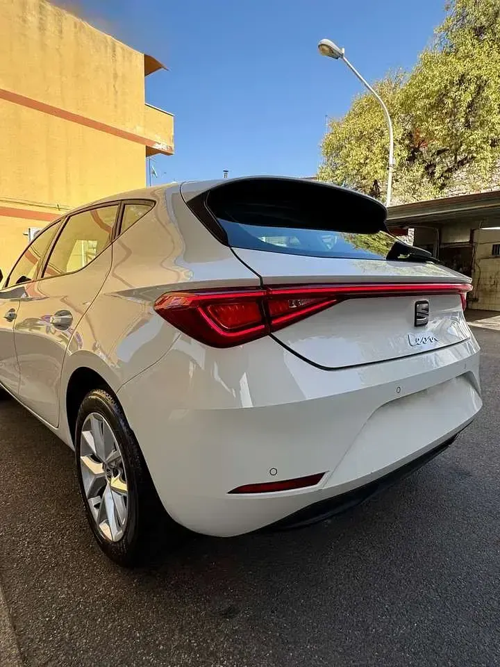 Usata Seat Leon Business 116 CV (85 kW) 2022 Bianco Berlina