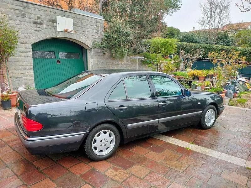 Usata Mercedes E200 Elegance 136 CV (100 kW) 1996 Nero Berlina
