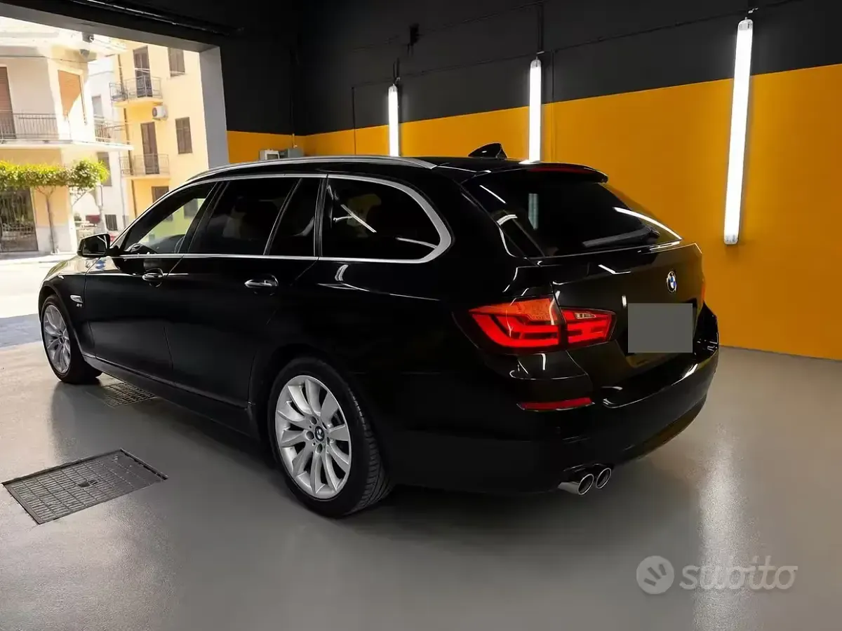 Usata BMW 530 Luxury Line 258 CV (189 kW) 2014 Nero Station wagon