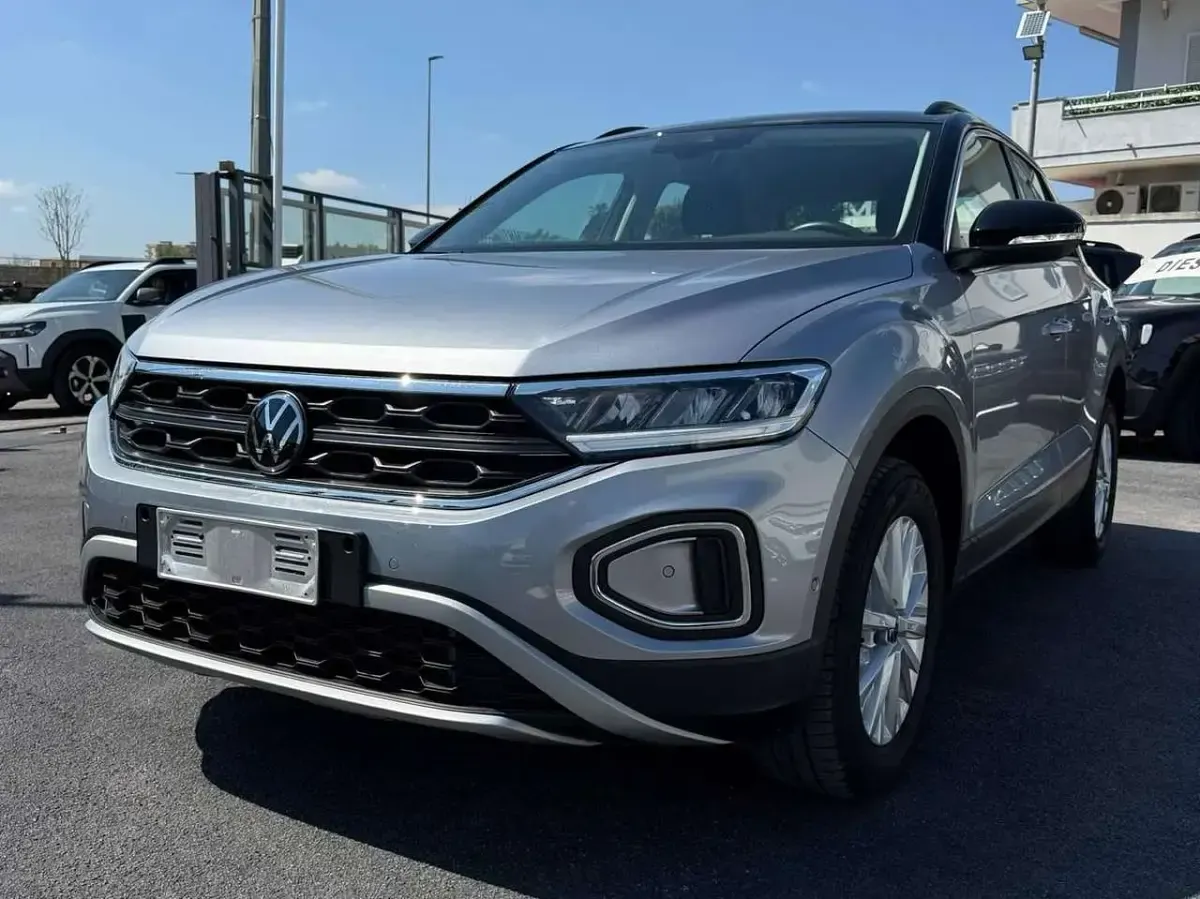 Käytetty VW T-Roc Life 116 HP (85 kW) 2025 Hopea Katumaasturi