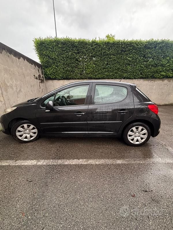 Nero Usata 2007 Peugeot 207 Tre volumi | 1150 € (Ottimo prezzo) - Immagine 1/4