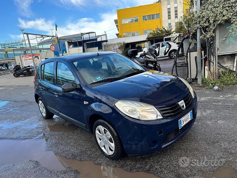 Usata Dacia Sandero Lauréate 74 CV (54 kW) 2010 Blu Berlina