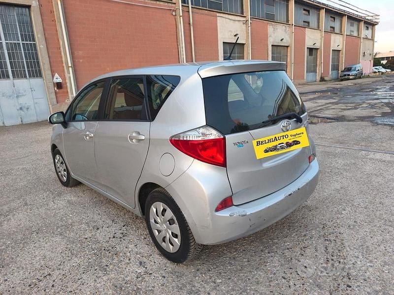 Usata Toyota Verso-S 99 CV (72 kW) 2011 Grigio Monovolume