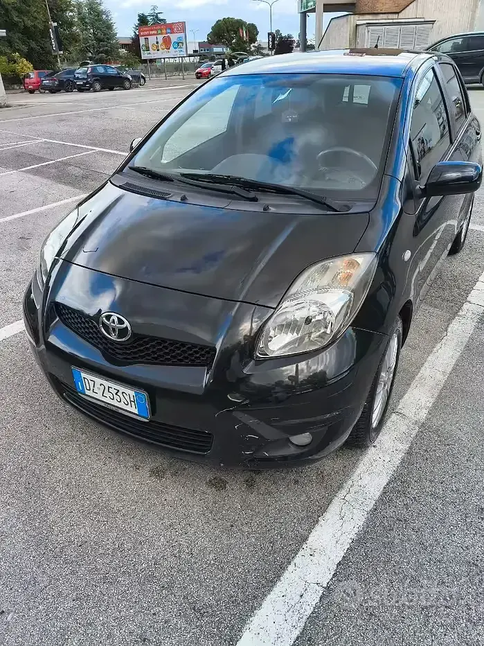 Usata Toyota Yaris 100 CV (73 kW) 2009 Nero Utilitaria