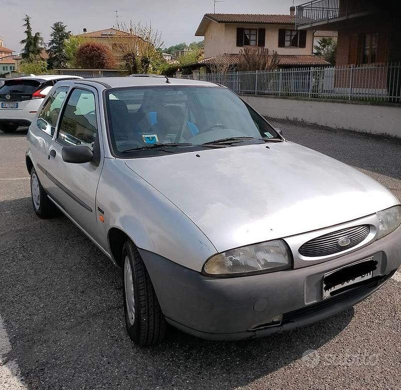 Usata Ford Fiesta 75 CV (55 kW) 1996 Grigio Utilitaria