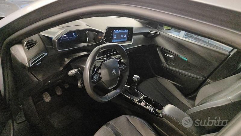 Usata Peugeot 2008 Allure 102 CV (75 kW) 2022 Grigio SUV