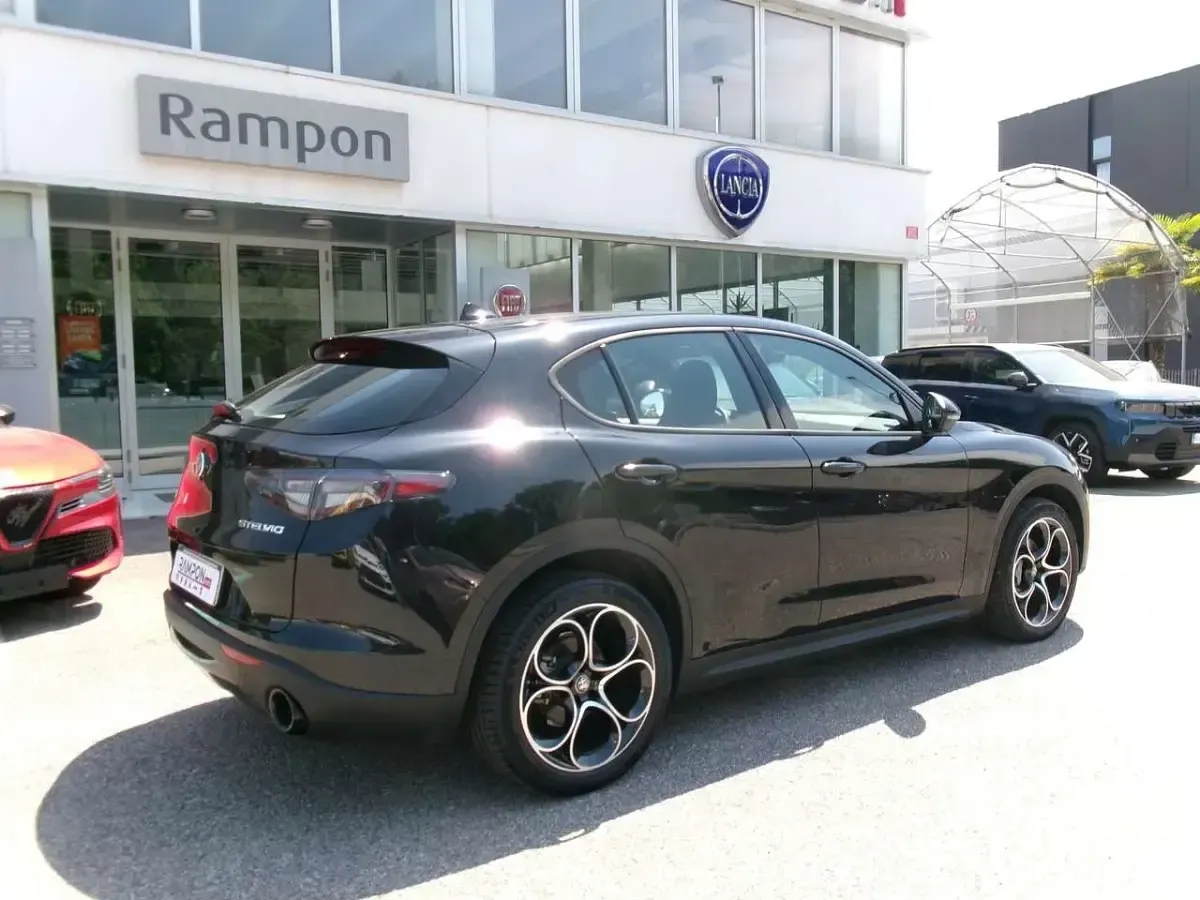 Usata Alfa Romeo Stelvio Sprint 209 CV (153 kW) 2024 Nero SUV