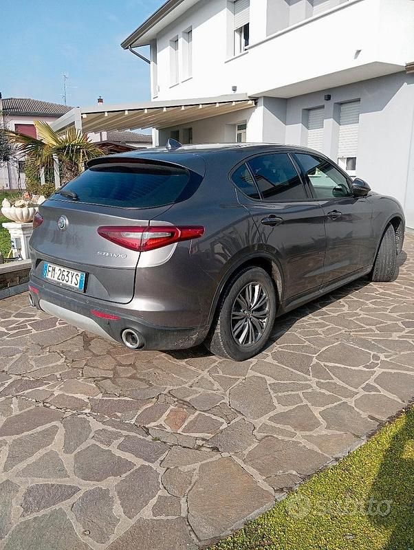 Usata Alfa Romeo Stelvio 180 CV (132 kW) 2017 Grigio SUV