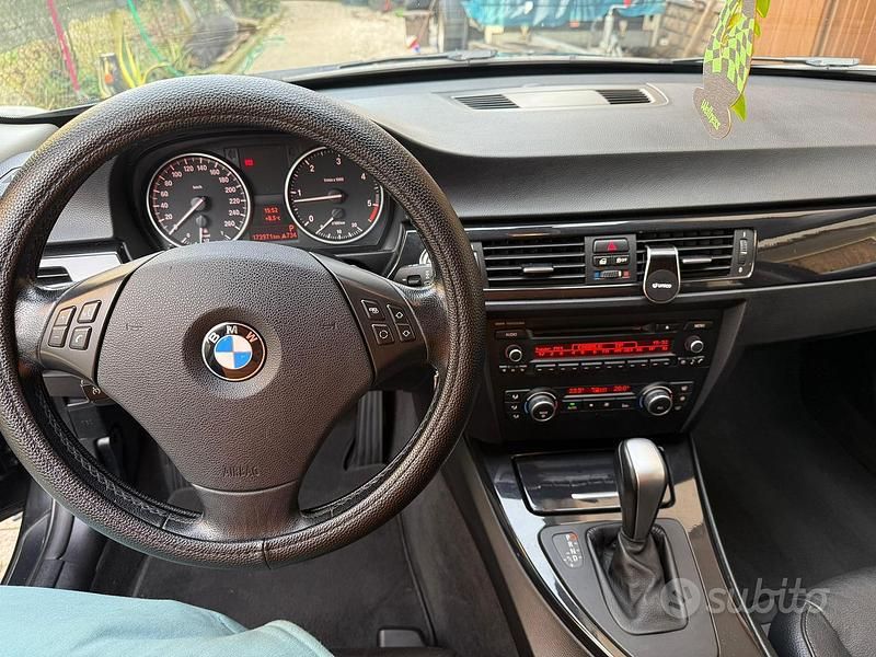 Usata BMW 318 143 CV (105 kW) 2011 Nero Station wagon