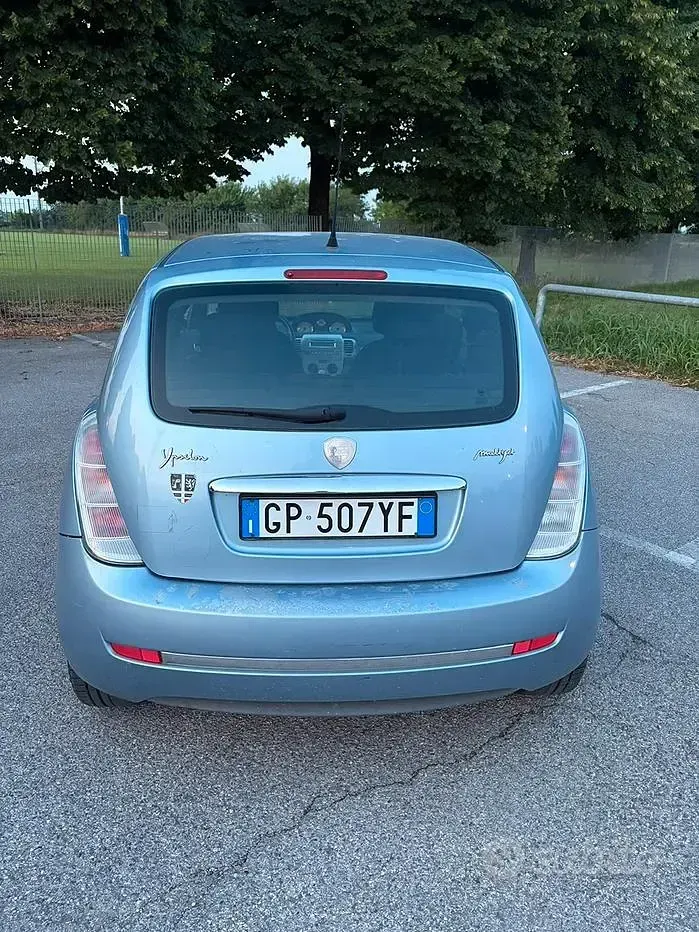 Usata Lancia Ypsilon 75 CV (55 kW) 2006 Bluazzurro Utilitaria