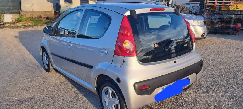 Grigio Usata 2009 Peugeot 107 Due volumi | 1200 € (Buon prezzo) - Immagine 1/3