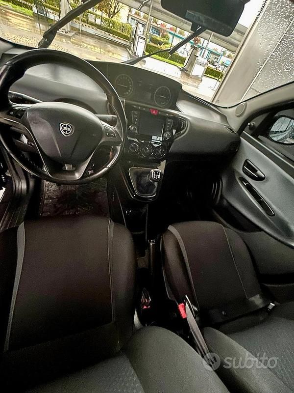 Usata Lancia Ypsilon 69 CV (50 kW) 2016 Blu Utilitaria