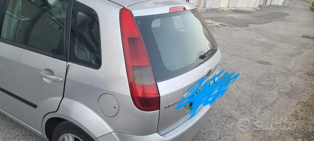 Usata Ford Fiesta 68 CV (50 kW) 2005 Grigio Utilitaria