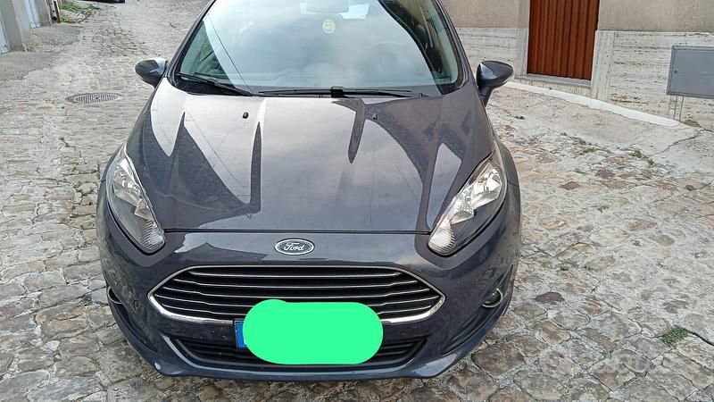 Usata Ford Fiesta 75 CV (55 kW) 2013 Grigio Utilitaria
