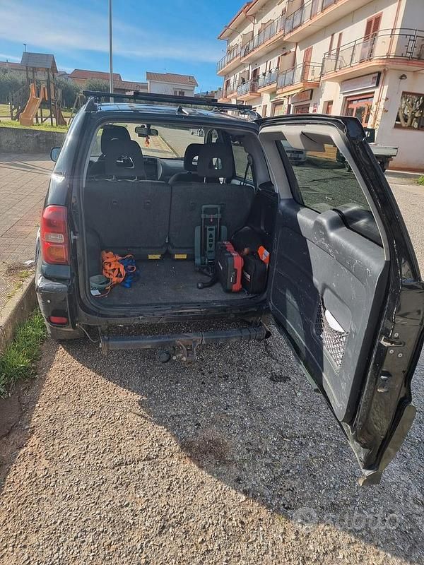 Usata Toyota RAV4 116 CV (85 kW) 2004 Nero SUV