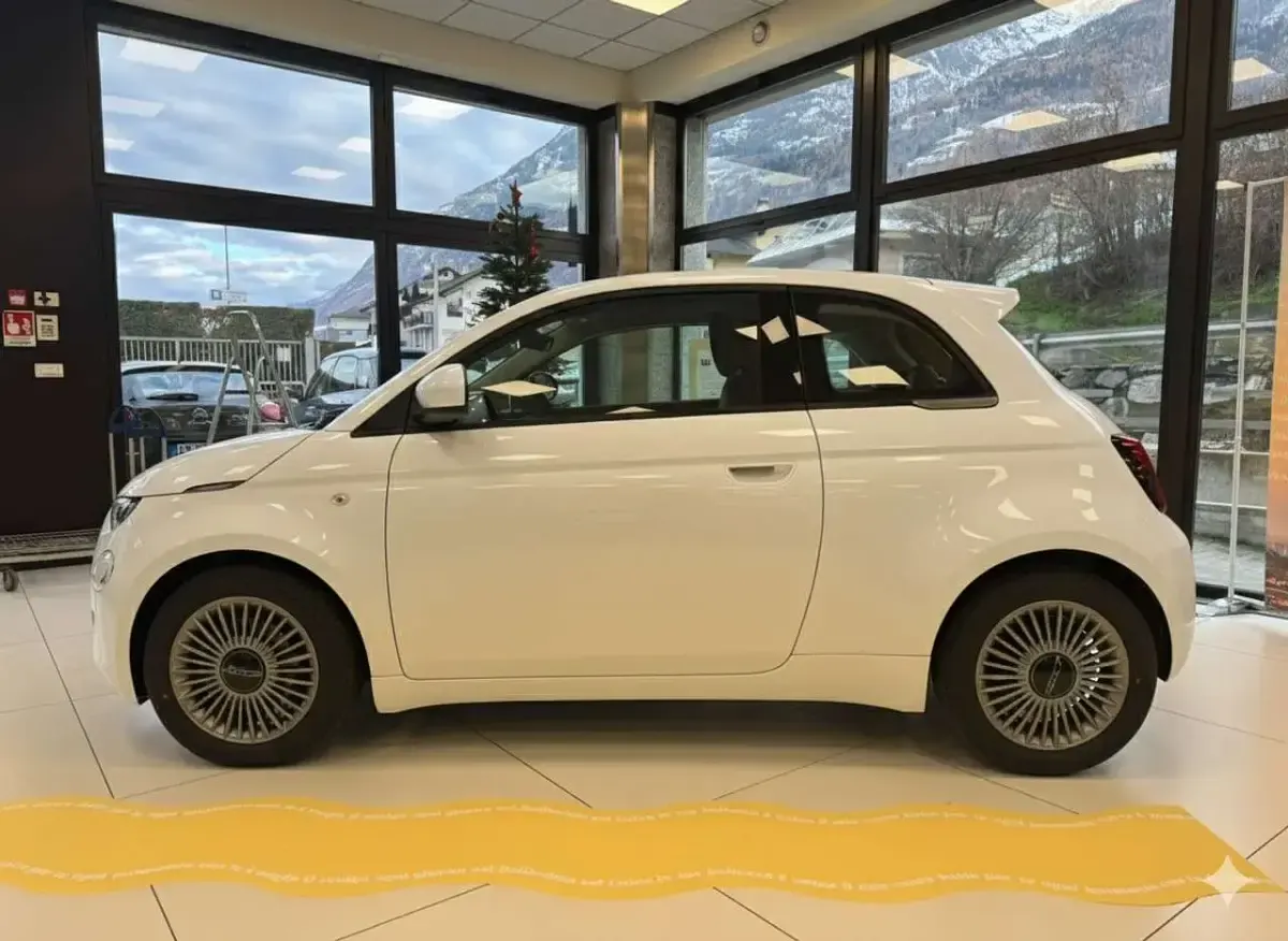Uusi Fiat 500 Pop 88 HP (64 kW) 2026 Musta Sedan