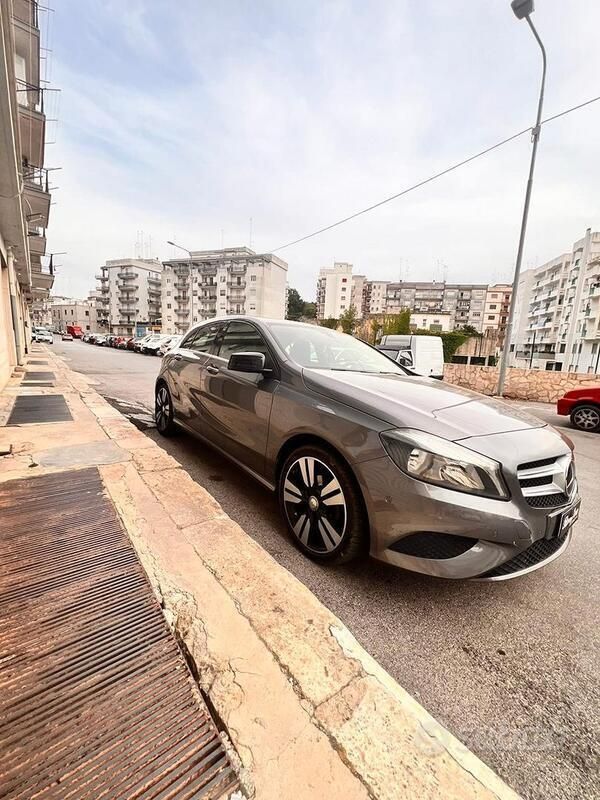 Usata Mercedes A180 109 CV (80 kW) 2015 Grigio Utilitaria