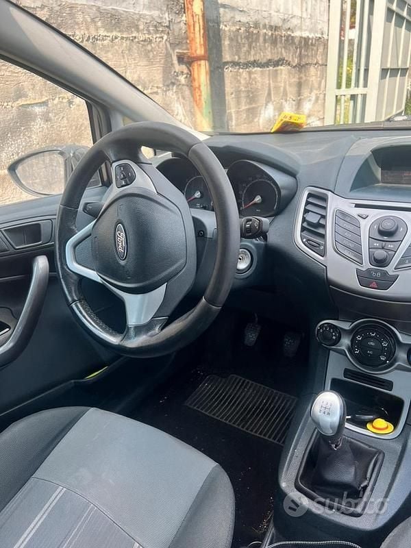 Usata Ford Fiesta 82 CV (60 kW) 2009 Grigio Utilitaria