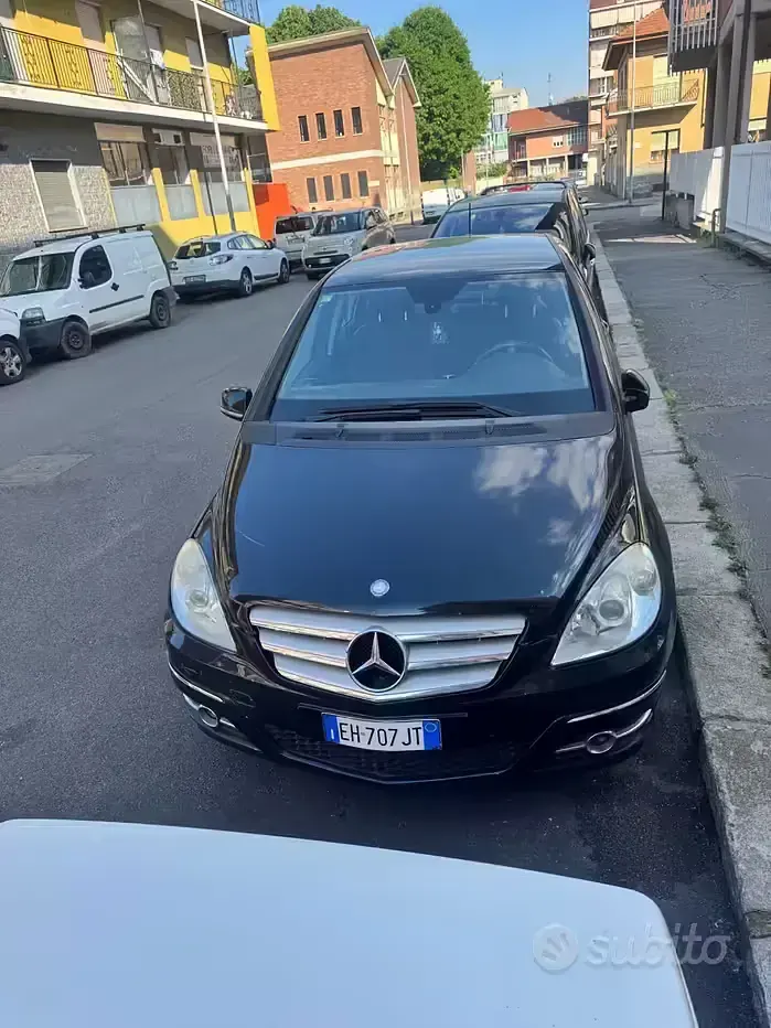 Usata Mercedes B200 140 CV (102 kW) 2011 Nero Utilitaria