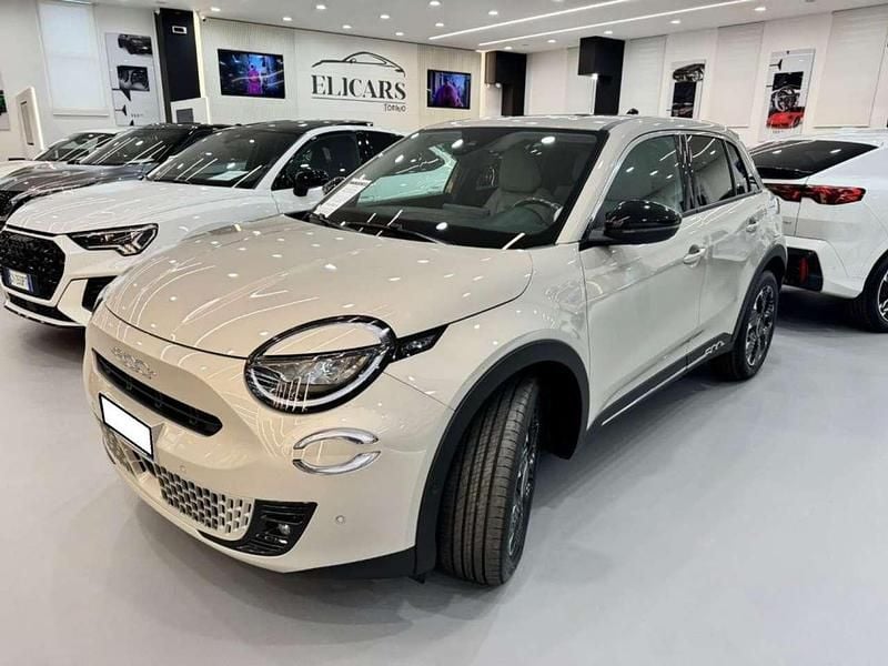Crema cappuccino Usata 2024 Fiat 600 La Prima SUV | 21.990 € - Immagine 1/4