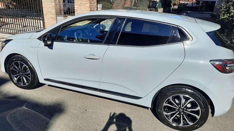Usata Renault Clio V Techno 101 CV (74 kW) 2024 Grigio Berlina