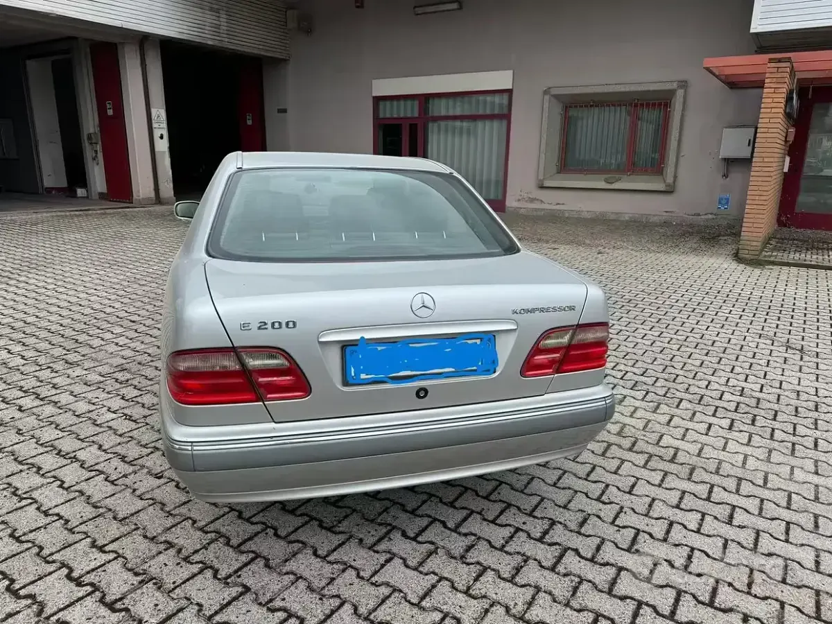 Usata Mercedes E200 Elegance 186 CV (136 kW) 2001 Grigio Berlina