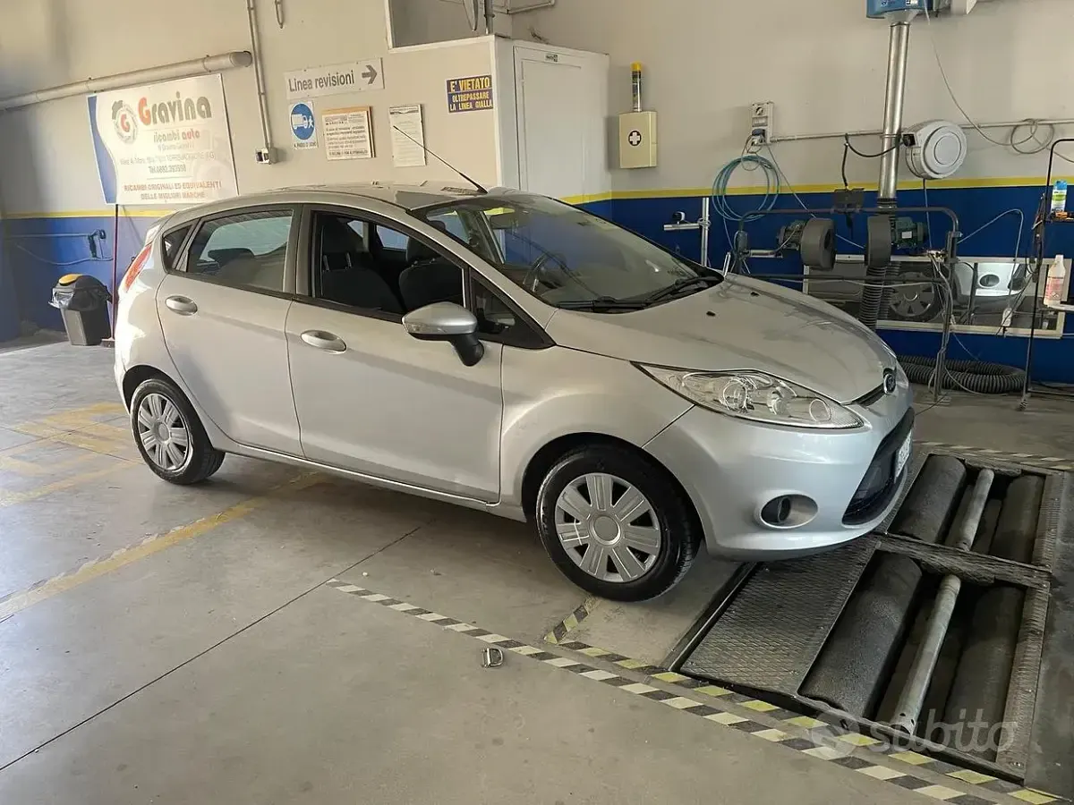 Usata Ford Fiesta 95 CV (69 kW) 2011 Grigio Utilitaria