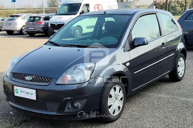 Usata Ford Fiesta Ghia 75 CV (55 kW) 2007 Grigio Utilitaria