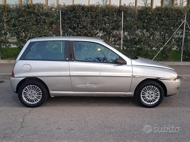 Usata Lancia Ypsilon 60 CV (44 kW) 2001 Grigio Utilitaria