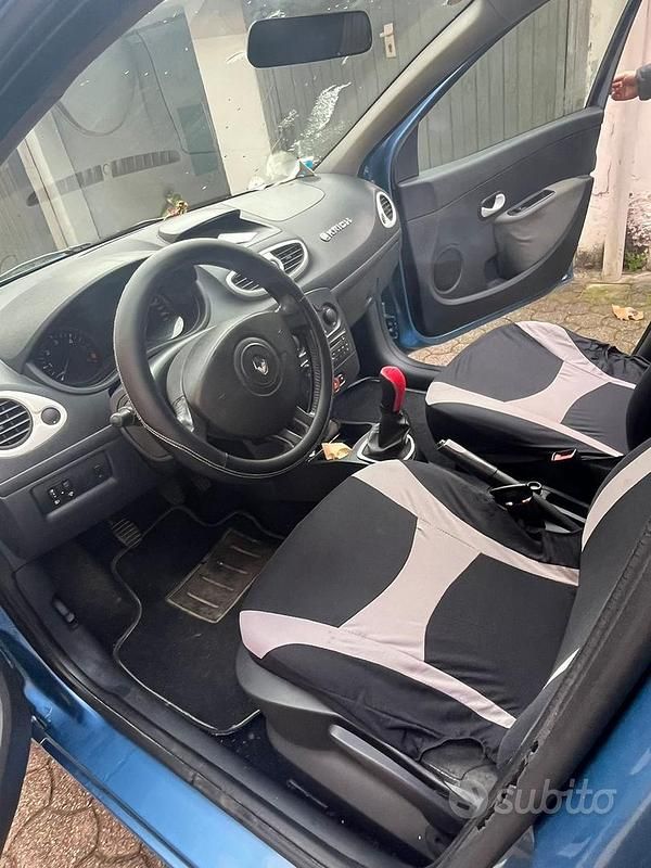 Usata Renault Clio III 75 CV (55 kW) 2011 Blu Berlina