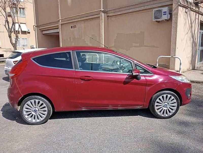 Usata Ford Fiesta Titanium 82 CV (60 kW) 2009 Rosso Utilitaria