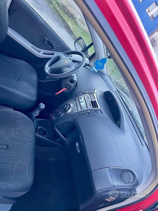 Usata Toyota Yaris 69 CV (50 kW) 2010 Rosso Utilitaria